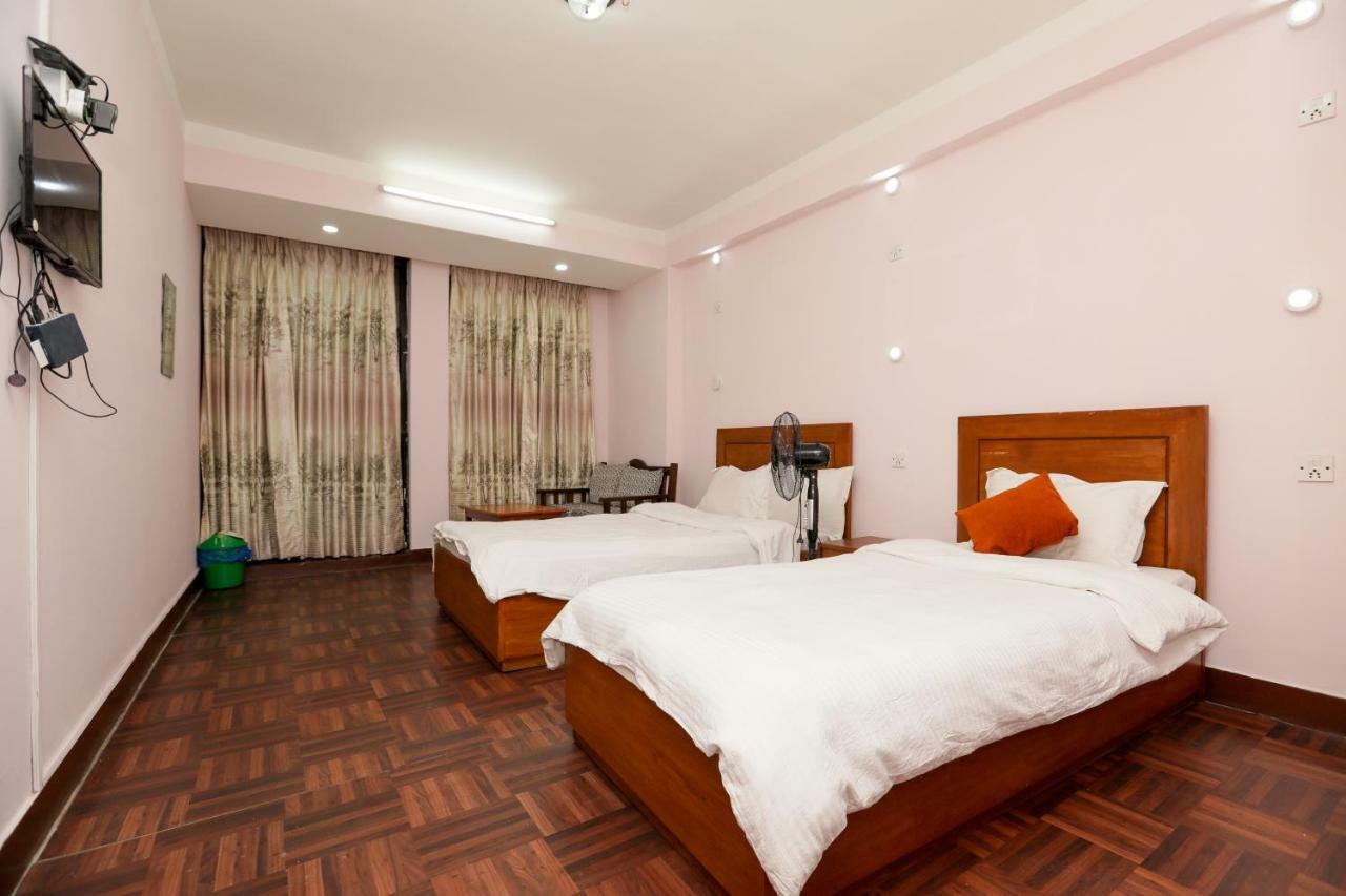 Famous House Kathmandu Hostel Eksteriør bilde