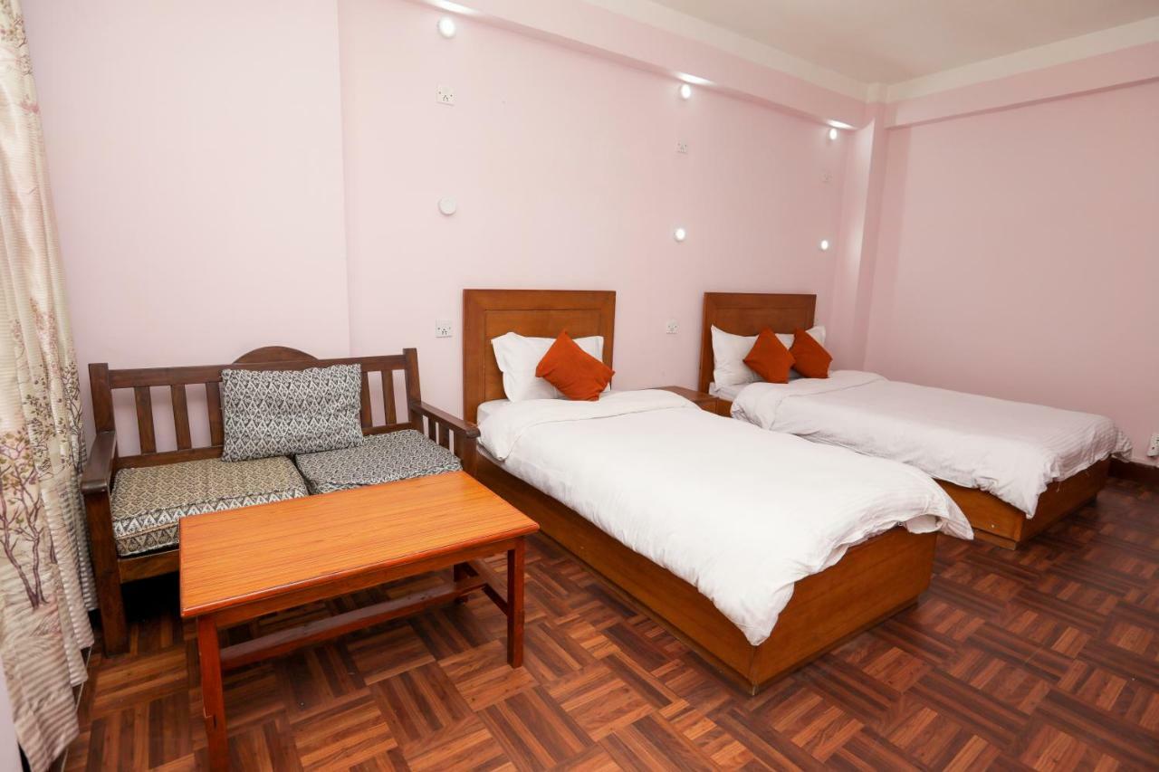 Famous House Kathmandu Hostel Eksteriør bilde