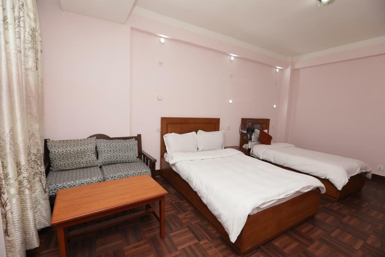 Famous House Kathmandu Hostel Eksteriør bilde